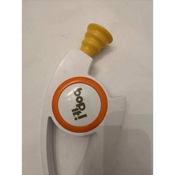 Talking Handheld Electronic Bop It Game 2018 Hasbro Toy Game Sound Twist & Turn - Picture 2 of 6